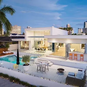 https://capri-beach-house.queenslandhotels.net